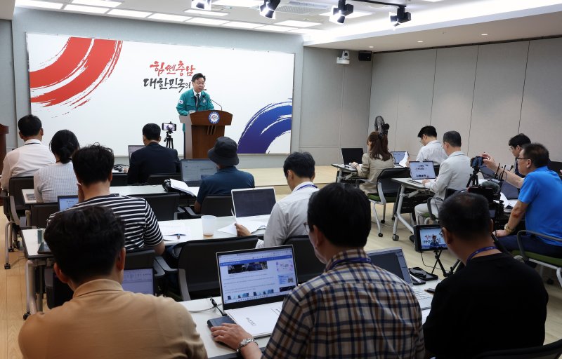 [홍성=뉴시스] 김영명 충남도 환경산림국장이 28일 도청 프레스센터에서 기자회견을 열고, 지천댐 건설의 필요성을 강조하고 있다. *재판매 및 DB 금지