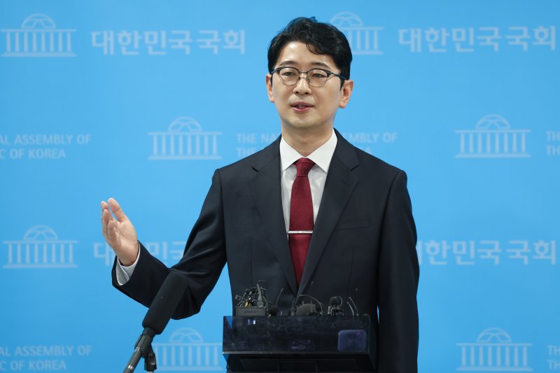 주진우 국민의힘 의원이 24일 서울 여의도 국회 소통관에서 8·22 전당대회 당대표 출마 선언을 한 뒤 취재진 질문에 답하고 있다. 2025.7.24/뉴스1 ⓒ News1 안은나 기자