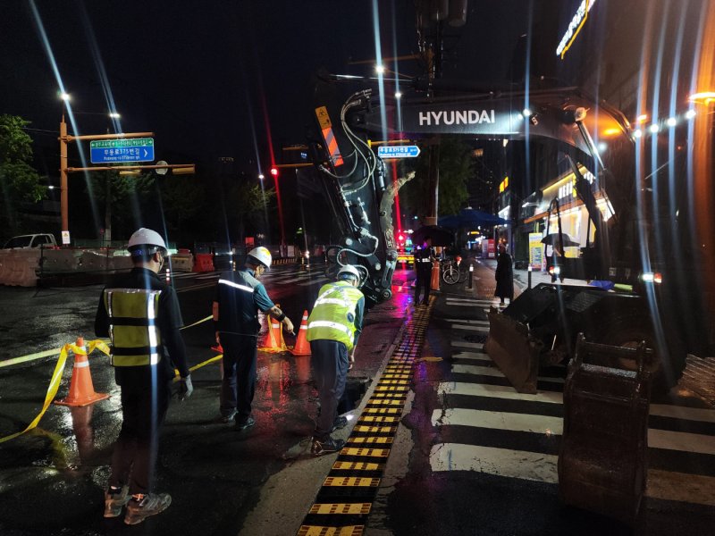 광주지역에 지난 17~19일 내린 극한 호우로 광주 도시철도 2호선 정거장 공사현장 20곳 중 18곳이 침수한 가운데 작업자들이 복구 작업을 진행하고 있다.(광주시 제공. 재판매 및 DB 금지) 2025.7.28/뉴스1