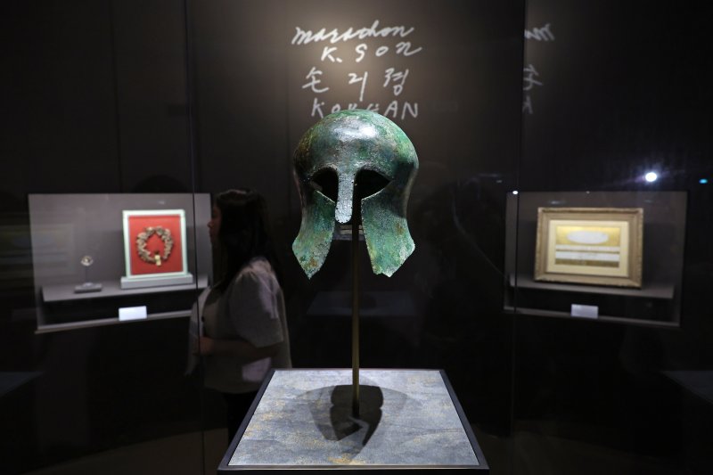 [서울=뉴시스] 박진희 기자 = 국립중앙박물관은 특별전 '두 발로 세계를 제패하다' 언론공개회를 24일 서울 용산구 국립중앙박물관 상설전시관에서 갖고 손기정 선수의 여정을 함께한 1936년 베를린 올림픽 금메달과 월계관, 특별 부상품이었던 고대 그리스 투구 등 전시품 18건을 선보인다. 이번 특별전은 광복 80주년을 기념하여 손기정(1912~2002) 선수가 우리 민족의 역사와 함께한 발자취를 조명하는 전시이다. 2025.07.24. pak7130@newsis.com