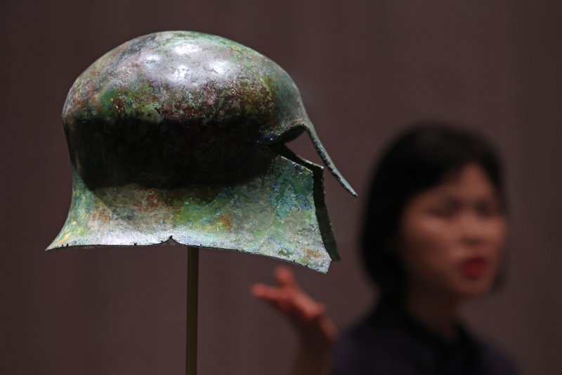 [서울=뉴시스] 박진희 기자 = 권혜은 국립중앙박물관 학예연구사가 24일 서울 용산구 국립중앙박물관 상설전시관에서 특별전 '두 발로 세계를 제패하다' 전시작을 설명하고 있다. 이번 전시에는 손기정 선수의 여정을 함께한 1936년 베를린 올림픽 금메달과 월계관, 특별 부상품이었던 고대 그리스 투구 등 전시품 18건을 선보인다. 이번 특별전은 광복 80주년을 기념하여 손기정(1912~2002) 선수가 우리 민족의 역사와 함께한 발자취를 조명하는 전시이다. 2025.07.24. pak7130@newsis.com