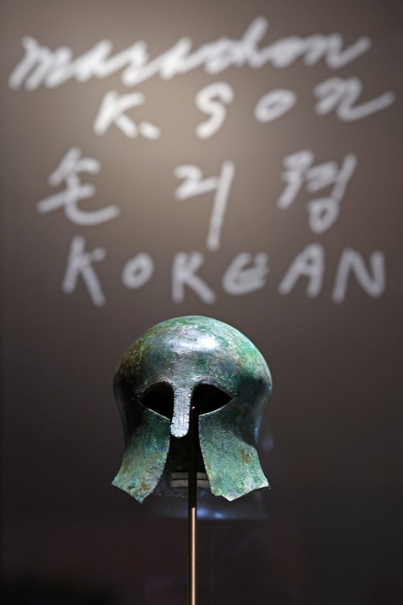 [서울=뉴시스] 박진희 기자 = 국립중앙박물관은 특별전 '두 발로 세계를 제패하다' 언론공개회를 24일 서울 용산구 국립중앙박물관 상설전시관에서 갖고 손기정 선수의 여정을 함께한 1936년 베를린 올림픽 금메달과 월계관, 특별 부상품이었던 고대 그리스 투구 등 전시품 18건을 선보인다. 이번 특별전은 광복 80주년을 기념하여 손기정(1912~2002) 선수가 우리 민족의 역사와 함께한 발자취를 조명하는 전시이다. 2025.07.24. pak7130@newsis.com