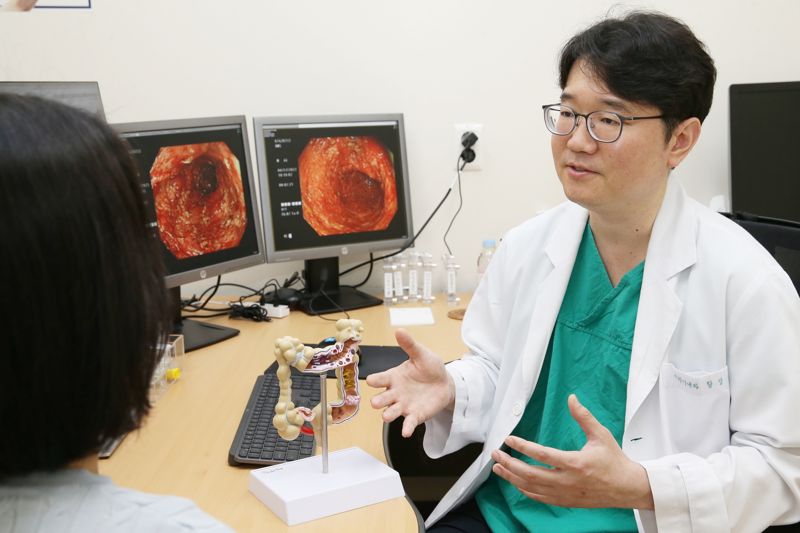 서울아산병원 소화기내과 황성욱 교수가 염증성 장질환 환자를 진료하고 있다. 서울아산병원 제공
