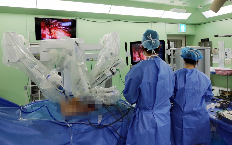 [제주=뉴시스] 제주대학교병원 장원배 외과 교수팀이 이달 살아있는 사람의 신장을 이식하는 '생체신장 로봇 이식'을 잇따라 성공했다. 사진은 의료진이 신장이식을 위한 로봇수술을 집도하는 모습. 2025.07.28. photo@newsis.com