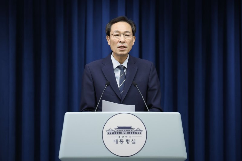 [서울=뉴시스] 최동준 기자 = 우상호 정무수석이 28일 서울 용산 대통령실에서 오는 8월 15일 광화문 광장에서 개최되는 '대통령 국민 임명식' 관련 브리핑을 하고 있다. 2025.07.28. photocdj@newsis.com