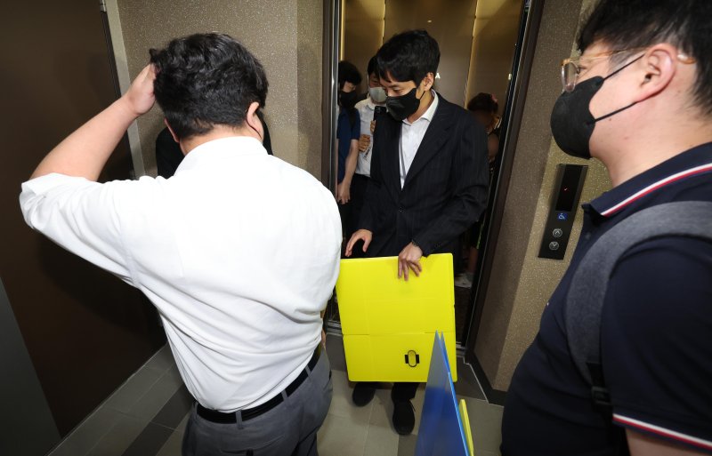 [서울=뉴시스] 이영환 기자 = 김건희 특검팀(특별검사 민중기)이 28일 서울 노원구에 위치한 이준석 개혁신당 대표 자택에서 압수수색을 시도하고 있다. (공동취재) 2025.07.28. photo@newsis.com