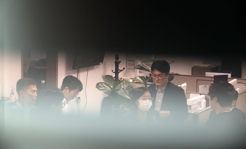 [서울=뉴시스] 조성봉 기자 = 김건희 특검이 이준석 개혁신당 대표 의원실 및 자택에 대한 압수수색에 나선 28일 오전 서울 여의도 국회 의원회관 이준석 의원실에서 압수수색이 진행되고 있다. 2025.07.28. suncho21@newsis.com