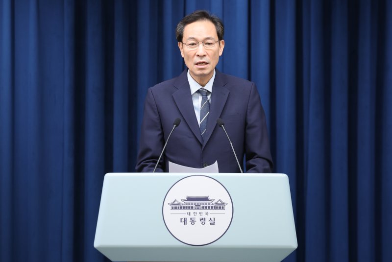 우상호 정무수석이 28일 서울 용산구 대통령실 청사에서 ‘국민 임명식’ 관련 브리핑을 하고 있다. 2025.7.28/뉴스1 ⓒ News1 허경 기자
