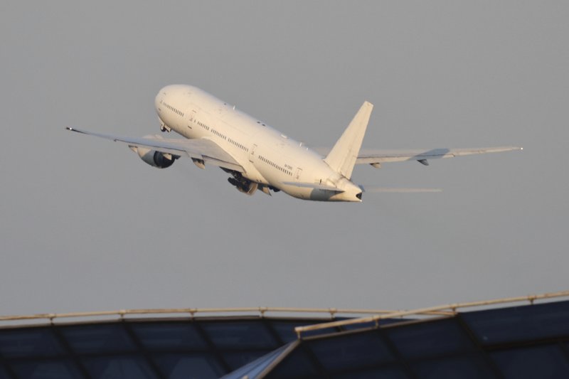 [모스크바=AP/뉴시스] 러시아가 모스크바-평양 직항 여객기 운항을 시작한 가운데 27일(현지 시간) 모스크바 외곽 셰레메티예보 국제공항에서 북한 평양행 노드윈드항공 소속 보잉 777-200ER 여객기가 이륙하고 있다. 2025.07.28.