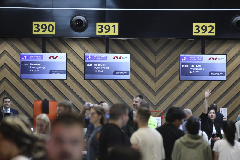 [모스크바=AP/뉴시스] 러시아가 모스크바-평양 직항 여객기 운항을 시작한 가운데 27일(현지 시간) 모스크바 외곽 셰레메티예보 국제공항에서 북한 평양행 첫 항공편 승객들이 탑승 수속을 하고 있다. 2025.07.28.