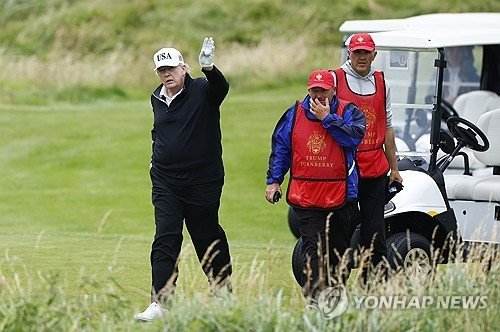턴베리 골프클럽에서 골프를 치다 사람들에게 손을 흔드는 트럼프 대통령. (출처=연합뉴스)
