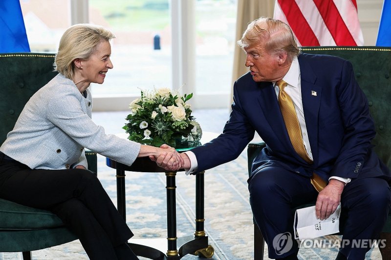 27일(현지시간) 스코틀랜드에서 우르줄라 본데어라이엔 EU 집행위원장과 만나 무역협상 타결을 발표한 후 악수하는 도널드 트럼프 미국 대통 (출처=연합뉴스)