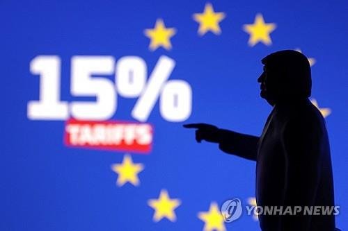 트럼프 대통령 미니어처와 EU 관세 (출처=연합뉴스)