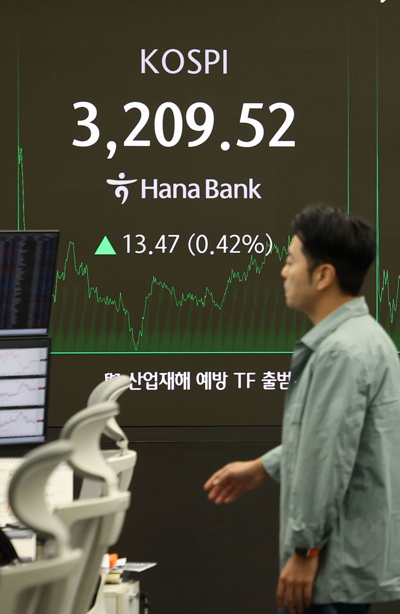 [서울=뉴시스] 김선웅 기자 = 코스피가 전 거래일(3196.05)보다 13.47포인트(0.42%) 오른 3209.52에 거래를 마감한 28일 오후 서울 중구 하나은행 본점 딜링룸에서 딜러가 업무를 수행하고 있다. 2025.07.28. mangusta@newsis.com