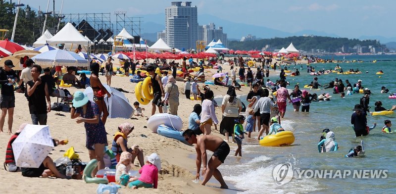 피서객 북적이는 경포해수욕장 (출처=연합뉴스)