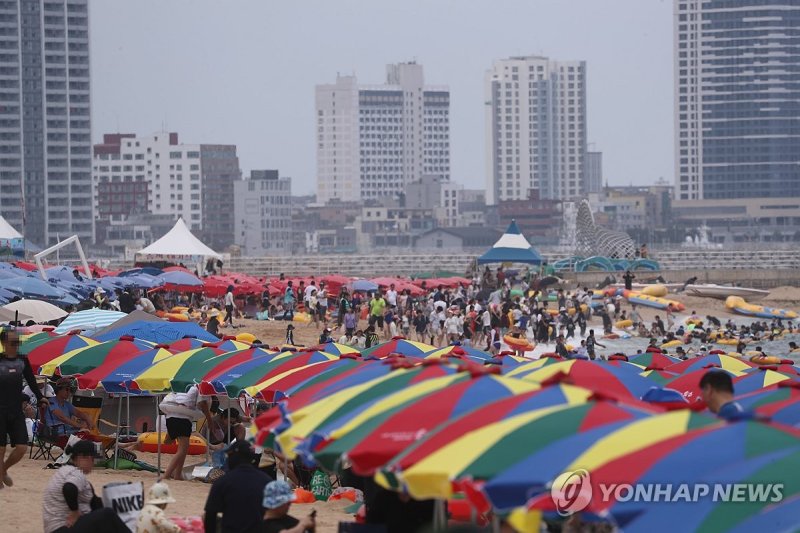북적이는 속초해변 (출처=연합뉴스)
