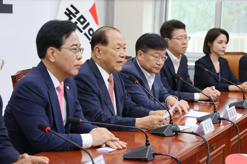 [서울=뉴시스] 조성봉 기자 = 황우여 국민의힘 선거관리위원회 위원장이 14일 서울 여의도 국회에서 열린 당 대표 및 최고위원 선출 선거관리위원회 위촉장 수여식에서 발언하고 있다.(사진=국민의힘 제공) 2025.07.14. photo@newsis.com