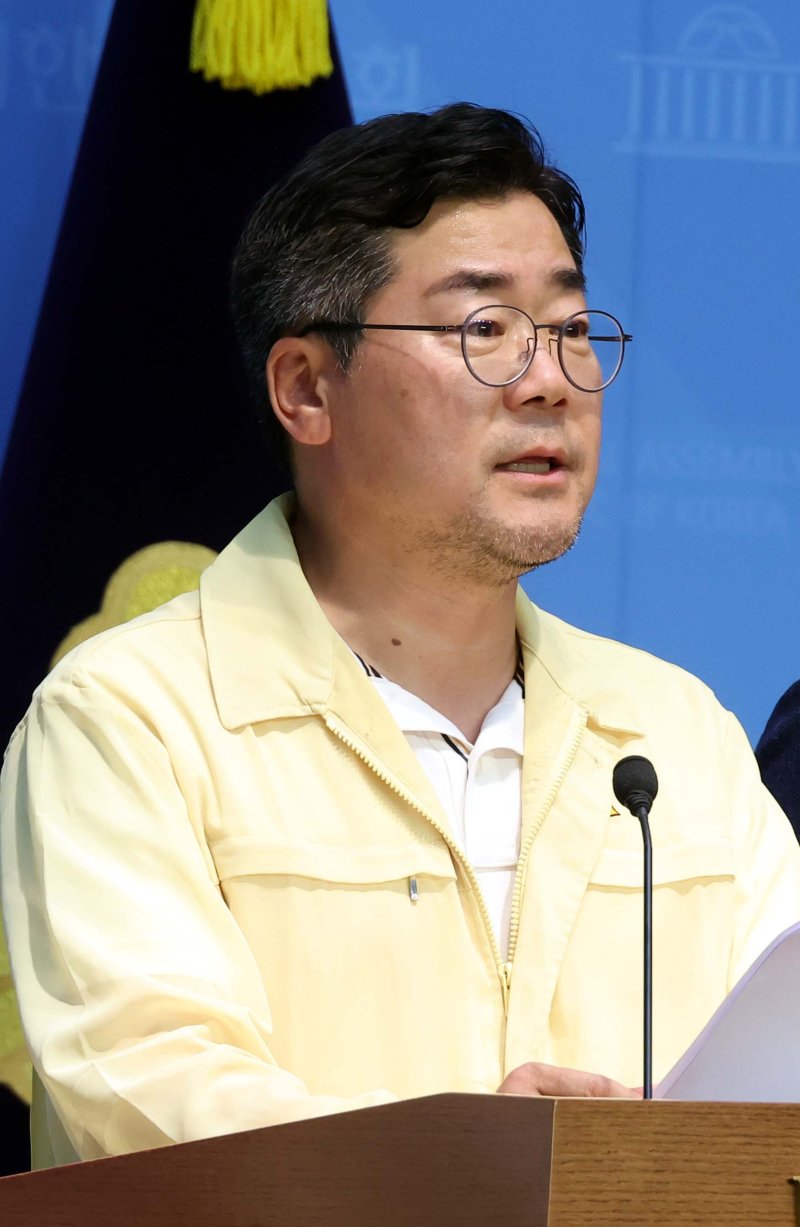 [서울=뉴시스] 조성봉 기자 = 박찬대 더불어민주당 당대표 후보가 28일 오후 서울 여의도 국회 소통관에서 열린 '내란폭동 집행유예 비판, 전광훈 수사촉구 기자회견'에서 발언을 하고 있다. 2025.07.28. suncho21@newsis.com