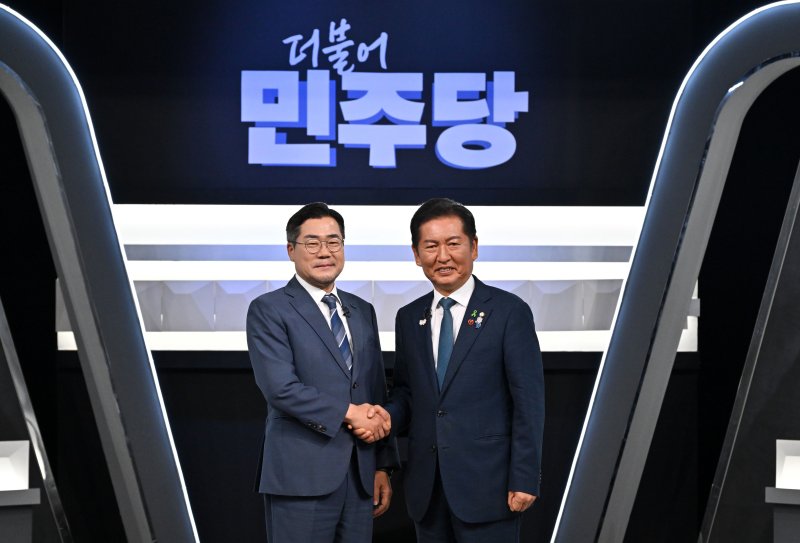 박찬대(왼쪽)·정청래 더불어민주당 당대표 후보가 지난 27일 오후 서울 여의도 KBS에서 열린 TV토론회 시작 전 기념촬영을 하고 있다. 2025.7.27/뉴스1 ⓒ News1 국회사진기자단