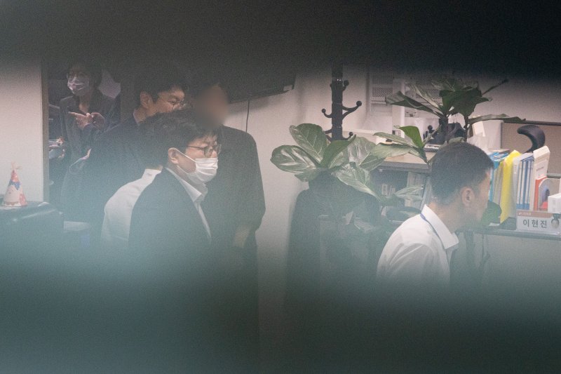 김건희 여사의 각종 의혹을 수사하는 김건희 특검팀(특별검사 민중기)이 이준석 개혁신당 대표에 대한 전방위 압수수색에 나선 28일 서울 여의도 국회 의원회관 이 의원 사무실에서 특검 관계자 및 의원실 관계자들이 분주히 움직이고 있다. 2025.7.28/뉴스1 ⓒ News1 유승관 기자
