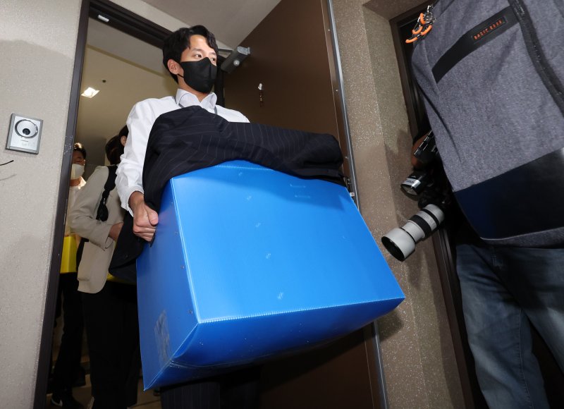 김건희 여사 관련 각종 의혹을 수사하는 김건희 특검팀(특별검사 민중기)이 28일 서울 노원구 상계동 이준석 개혁신당 대표 자택에서 압수수색을 마친 뒤 압수품을 옮기고 있다. (공동취재) 2025.7.28/뉴스1 ⓒ News1 박정호 기자