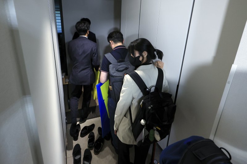 김건희 여사 관련 각종 의혹을 수사하는 김건희 특검팀(특별검사 민중기)이 28일 서울 노원구 상계동 이준석 개혁신당 대표 자택으로 압수수색을 위해 들어가고 있다. 2025.7.28/뉴스1 ⓒ News1 박정호 기자