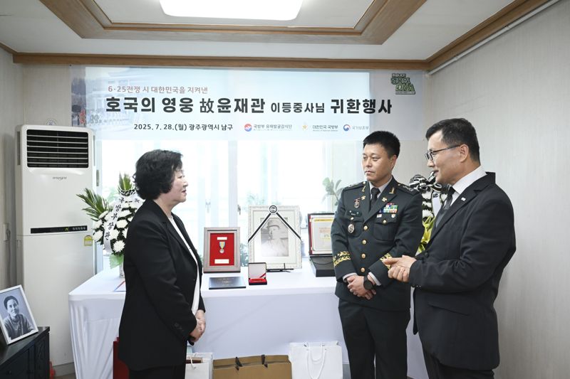 고 윤재관 이등중사(현 병장)의 유가족(딸) 윤금순 씨(맨 왼쪽·74세)에게 고인의 참전 과정, 유해발굴 경과 등을 설명하고 있는 이근원 국방부 유해발굴감식단장(맨 오른쪽)과 제31보병사단 인사참모 백민 중령(가운데). 국방부 제공