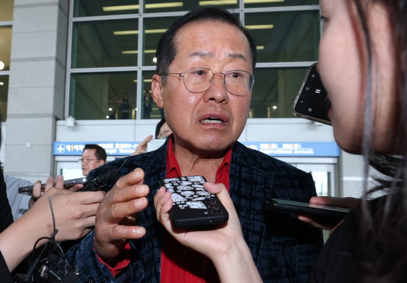 국민의힘 대선 경선에서 탈락한 뒤 정계 은퇴를 선언하고 하와이로 떠났던 홍준표 전 대구시장이 17일 인천국제공항을 통해 귀국해 인터뷰를 하고 있다. 2025.6.17/뉴스1 ⓒ News1 권현진 기자