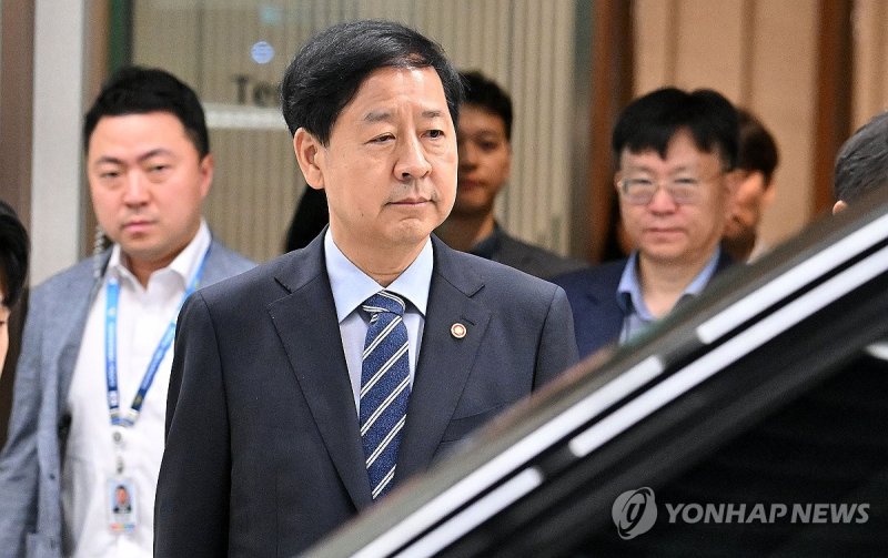 미국 통상협상 출국 연기…굳은 표정의 구윤철 기재부 장관 (출처=연합뉴스)