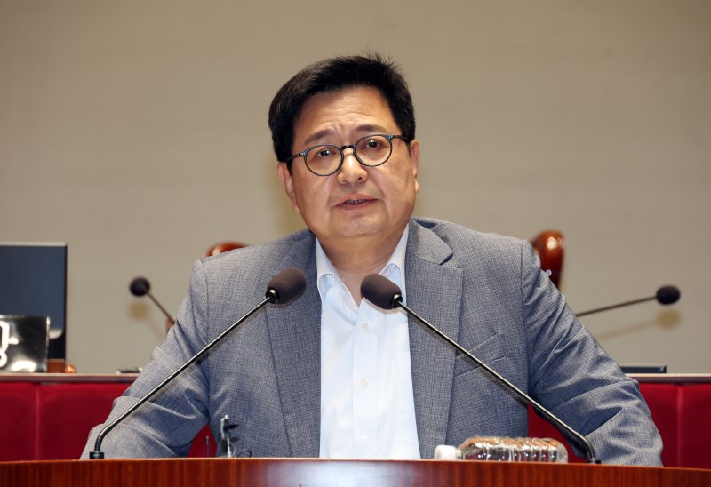 [서울=뉴시스] 고승민 기자 = 김장겸 국민의힘 의원이 9일 서울 여의도 국회에서 열린 긴급의원총회에서 방송3법 관련 발언을 하고 있다. 2025.07.09. kkssmm99@newsis.com