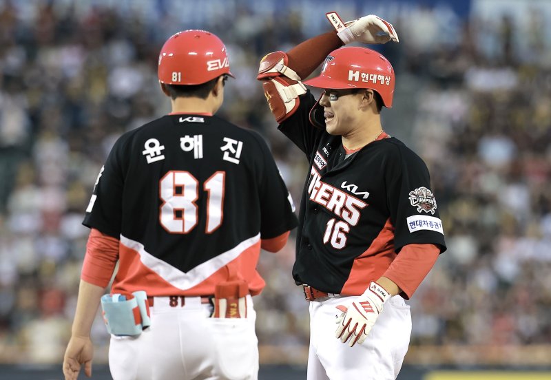 [서울=뉴시스] 정병혁 기자 = 5일 서울 송파구 잠실야구장에서 열린 2025 KBO리그 KIA 타이거즈와 두산 베어스의 경기, 5회초 1사 1루 상황 KIA 최원준이 안타를 치고 있다. 2025.06.05. jhope@newsis.com