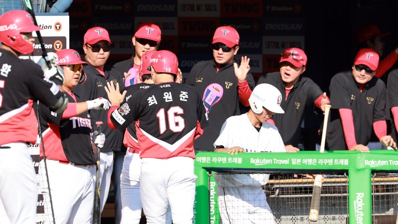 제21대 대통령 선거 투표일인 3일 오후 서울 송파구 잠실야구장에서 열린 프로야구 '2025 신한 SOL뱅크 KBO 리그' KIA 타이거즈와 두산 베어스의 경기, KIA 이범호 감독을 비롯한 코칭스테프들이 1회초 1사 만루에서 오선우의 2타점 적시 2루타 때 득점에 성공한 박찬호와 최원준을 맞이하고 있다. 2025.6.3/뉴스1 ⓒ News1 김진환 기자
