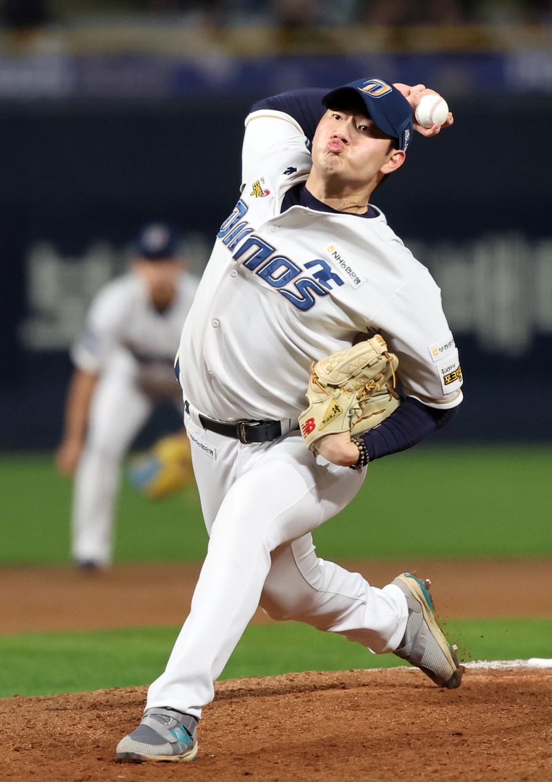 3일 오후 경남 창원시 마산회원구 양덕동 창원NC파크에서 열린 프로야구 '2023 신한은행 SOL KBO 포스트시즌' 플레이오프 4차전 kt 위즈와 NC 다이노스의 경기, NC 김시훈이 9회초 등판해 힘차게 공을 던지고 있다. 2023.11.3/뉴스1 ⓒ News1 김진환 기자