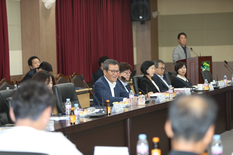 김홍규 강원 강릉시장이 지난 25일 주문진읍을 방문해 시민과의 대화 시간을 갖고 있다.(강릉시 제공, 재판매 및 DB 금지) 2025.7.28/뉴스1