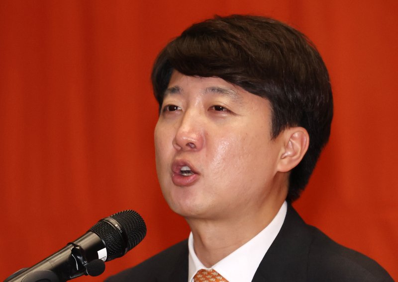 경찰 '이준석 여론조사비 대납 의혹' 수사 착수