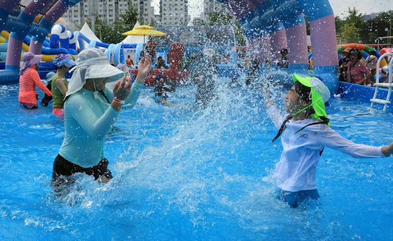 28일 오전 서울 강남구 일원에코파크 내 족구장에 마련된 물놀이장에서 어린이들이 물장구를 치며 무더위를 식히고 있다. 2025.7.28/뉴스1 ⓒ News1 김진환 기자