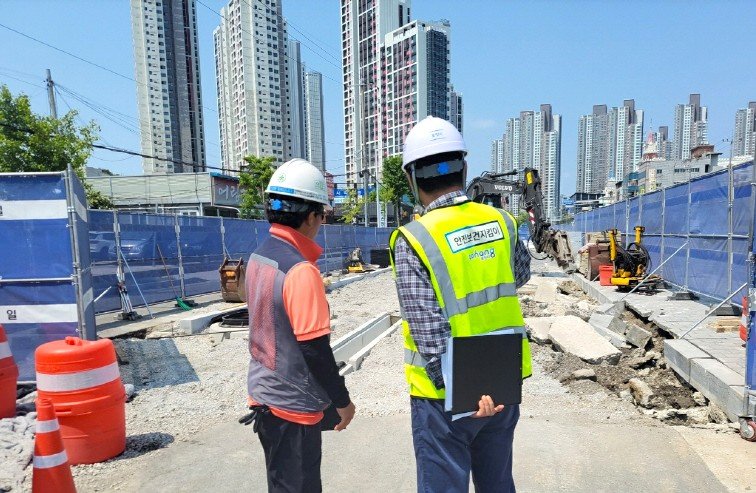 [포항=뉴시스] 송종욱 기자 = 경북 포항시는 전국적으로 폭염 특보가 이어지고 온열질환 위험이 많이 증가해 옥외 현장에서 근무하는 근로자 보호를 위한 대응 체계를 강화하고, 현장 중심의 예방 활동에 총력 대응하고 있다. 사진은 산업 재해 예방을 위해 시가 운영 중인 '안전보건지킴이'가 사업장을 점검하는 모습. (사진=포항시 제공) 2025.07.28. photo@newsis.com