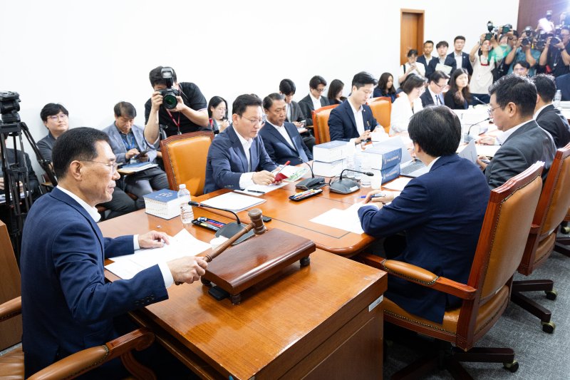 김주영 국회 환경노동위원회 고용노동법안심사소위원장이 28일 서울 여의도 국회에서 열린 제427회 국회(임시회) 제1차 고용노동법안심사소위원회에서 의사봉을 두드리고 있다. 환노위는 이날 소위를 열고 노동조합 및 노동관계조정법 일부개정법률안(노란봉투법)을 심사한다. 2025.7.28/뉴스1 ⓒ News1 유승관 기자