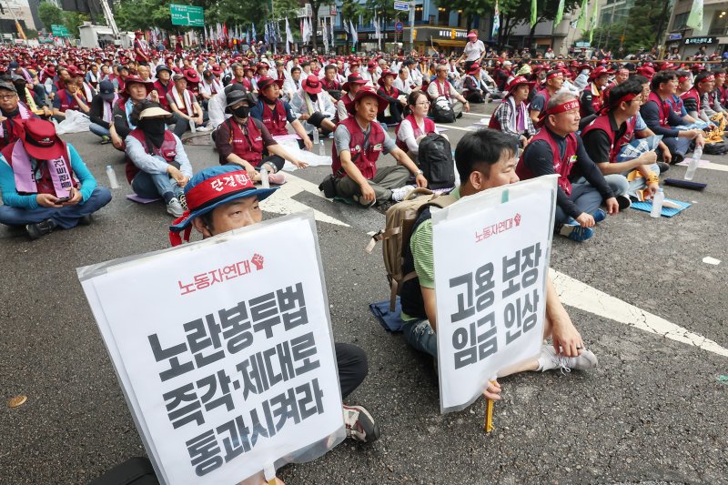 전국민주노동조합총연맹(민주노총) 조합원들이 19일 오후 서울 중구 을지로 일대에서 '7·19 민주노총 총파업 총력투쟁 결의대회'를 하고 있다. 2025.7.19/뉴스1 ⓒ News1 민경석 기자