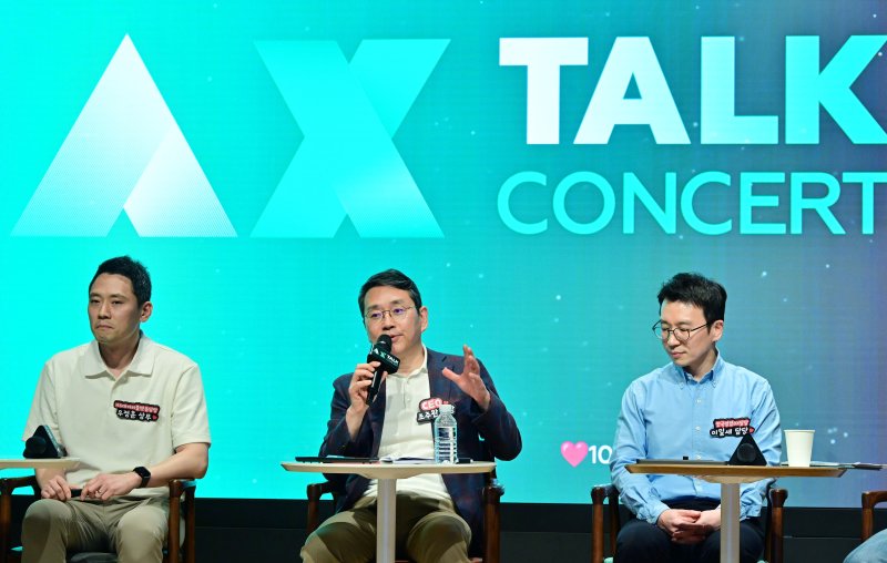 조주완 LG전자 최고경영자(CEO, 가운데)가 최근 AX를 주제로 열린 구성원 소통행사 'AX 토크콘서트'에 참석해 발언하고 있다. LG전자 제공