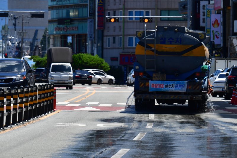 27일 경북 포항시 전역에 폭염특보가 발령된 가운데 북구 영일대해수욕장에서 살수차가 달아오른 아스팔트에 물을 뿌리고 있다. 2025.7.27/뉴스1 ⓒ News1 최창호 기자
