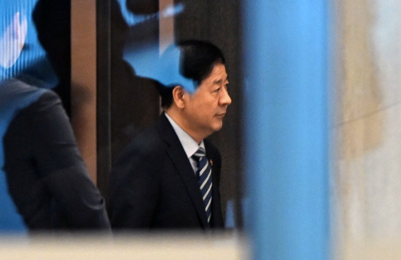 지난 24일 '한미 2+2 통상협상'을 위해 미국으로 출국하려던 구윤철 부총리 겸 기재부 장관이 24일 인천국제공항 귀빈실에서 협상 연기 소식을 듣고 굳은 표정으로 나오고 있다. (공동취재) 2025.7.24/뉴스1 ⓒ News1 황기선 기자