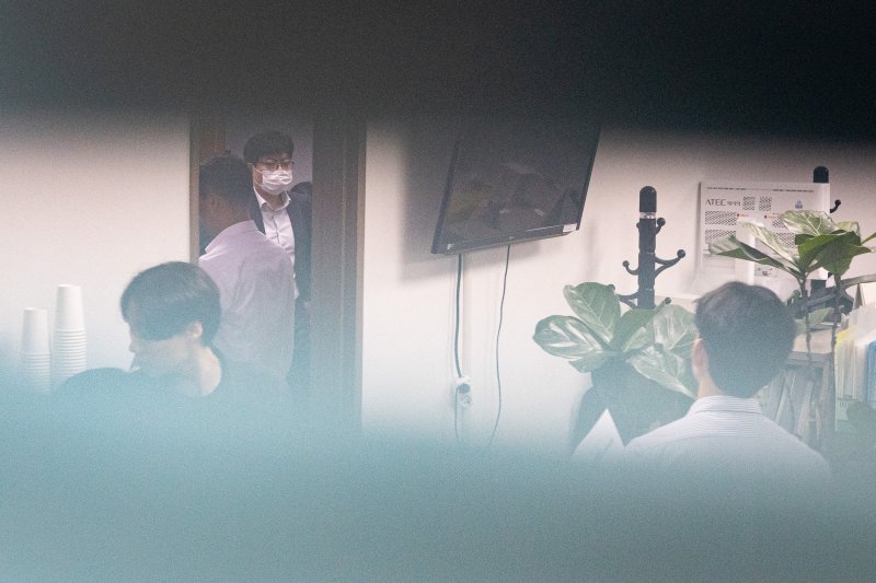 김건희 여사의 각종 의혹을 수사하는 김건희 특검팀(특별검사 민중기)이 이준석 개혁신당 대표에 대한 전방위 압수수색에 나선 28일 서울 여의도 국회 의원회관 이 의원 사무실에서 특검 관계자 및 의원실 관계자들이 분주히 움직이고 있다. 2025.7.28/뉴스1 ⓒ News1 유승관 기자