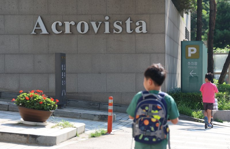 김건희 여사의 각종 의혹을 수사하는 민중기 특별검사팀이 25일 오전 윤석열 전 대통령 사저인 아크로비스타와 김 여사가 운영했던 코바나컨텐츠, 김 여사 모친 최은순 씨 주거지와 김선교 국민의힘 의원실 등에 대한 전방위 강제수사에 나섰다. 사진은 이날 서울 서초구 아크로비스타 단지 모습./뉴스1 ⓒ News1 김명섭 기자