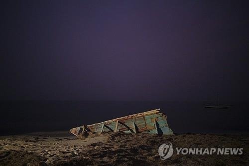 아프리카 모리타니 해안의 이주민 난파선 (출처=연합뉴스)