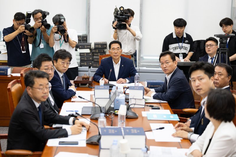 김주영 국회 환경노동위원회 고용노동법안심사소위원장이 28일 서울 여의도 국회에서 열린 제427회 국회(임시회) 제1차 고용노동법안심사소위원회를 주재하고 있다. /사진=뉴스1