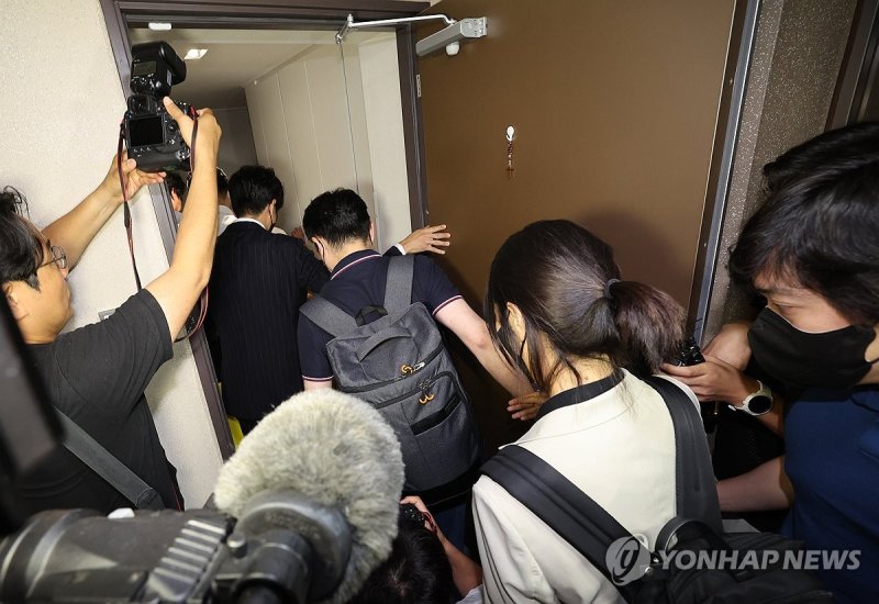 이준석 대표 자택 들어서는 김건희 특검 (출처=연합뉴스)