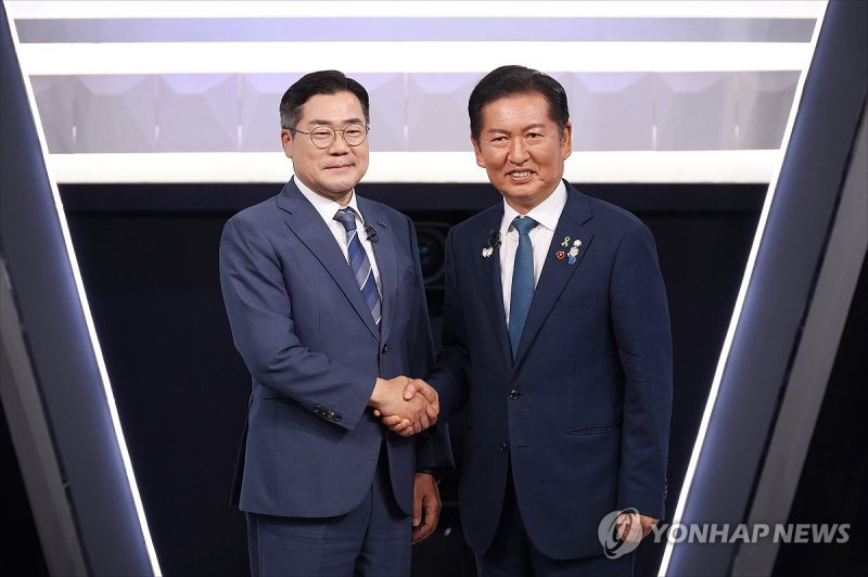 더불어민주당 당 대표 선거에 출마한 정청래(오른쪽)·박찬대 후보 (출처=연합뉴스)