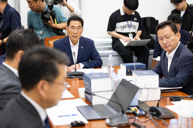 김주영 국회 환경노동위원회 고용노동법안심사소위원장이 28일 서울 여의도 국회에서 열린 제427회 국회(임시회) 제1차 고용노동법안심사소위원회를 주재하고 있다. 환노위는 이날 소위를 열고 노동조합 및 노동관계조정법 일부개정법률안(노란봉투법)을 심사한다. 2025.7.28/뉴스1 ⓒ News1 유승관 기자