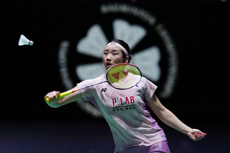 [도쿄=신화/뉴시스] 안세영(1위)이 20일 일본 도쿄 메트로폴리탄 체육관에서 열린 2025 세계배드민턴연맹(BWF) 월드 투어 슈퍼 750 일본오픈 여자 단식 결승전에서 왕즈이(2위·중국)와 경기하고 있다. 안세영이 42분 만에 2-0(21-12 21-10)으로 승리하고 2년 만에 정상에 복귀하며 올 시즌 6승째를 올렸다. 2025.07.20.